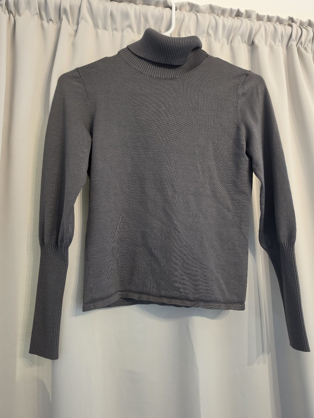 Women's Gray Fine Knit Turtleneck Sweater Size S Fitted Ribbed Cuffs Minimalist